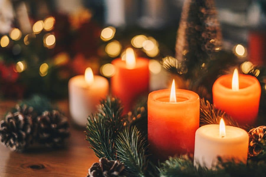Klassische Weihnachtssterne, Tannenzweige und Kerzen